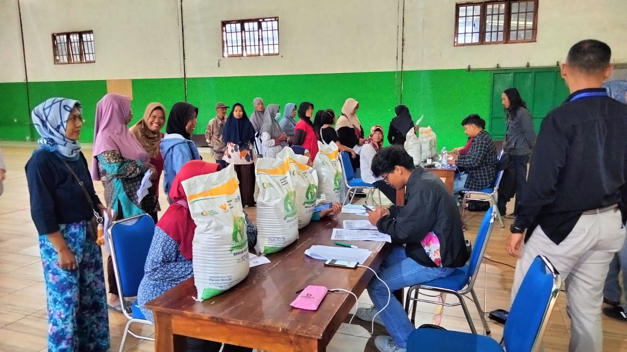 PENYALURAN BANTUAN BERAS